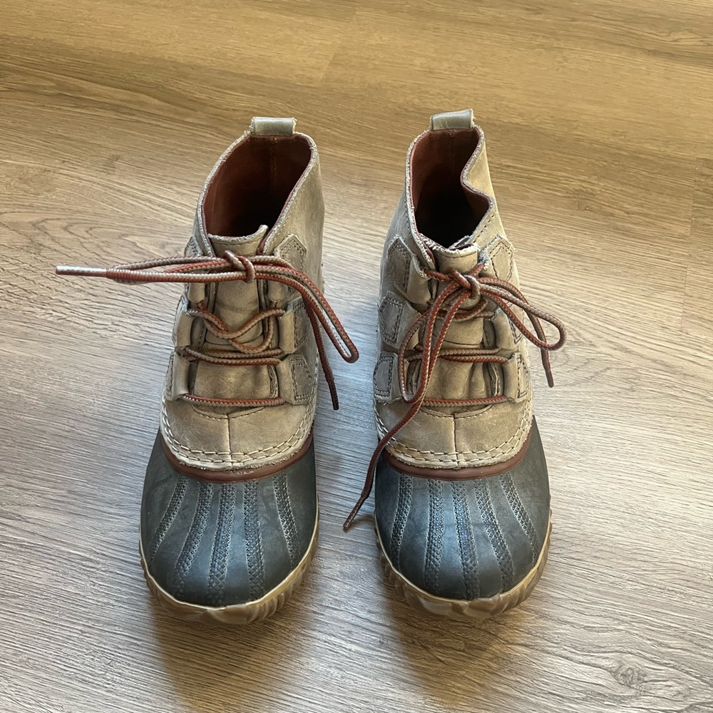 Sorel Gray and Maroon waterproof boots
